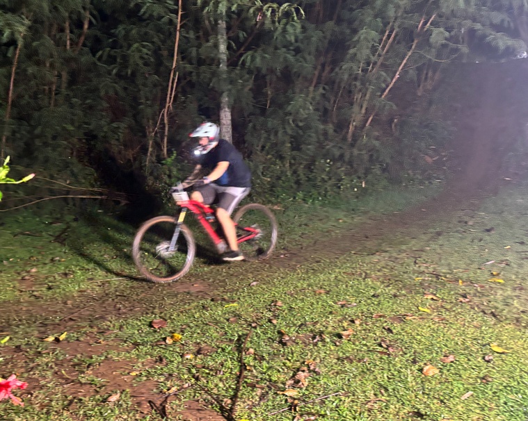 VTT - Bataille acharnée dans la boue et la pénombre