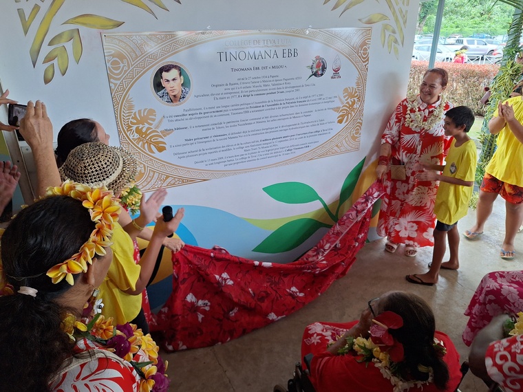 Hommage à l’ancien tāvana Tinomana Ebb en présence de sa famille. Hommage à l’ancien tāvana Tinomana Ebb en présence de sa famille.