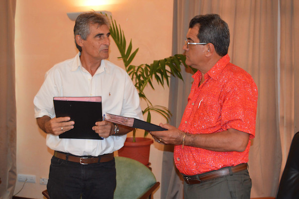 Le maire de Pirae, Edouard Fritch, a procédé ce mercredi après-midi à la signature d’une convention de partenariat pluriannuel liant la ville à l’Association Tahiti Va’a 2018, représentée par son Président, Jean Chicou.