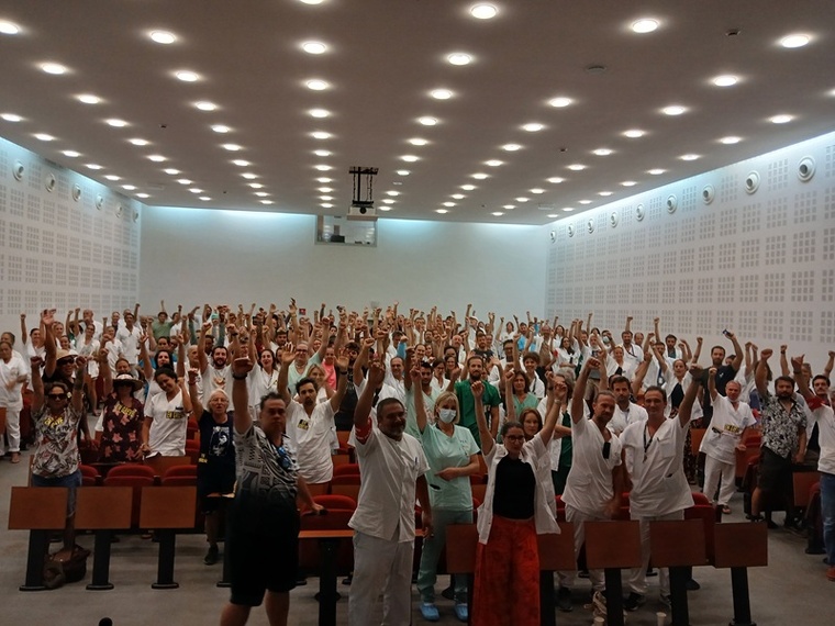 Poings levés et mobilisation affichée vendredi midi dans l’amphithéâtre du CHPF. Réunis à plus de 200 en assemblée générale, les grévistes ont décidé de durcir le ton et de préparer une marche et un sit-in devant la présidence lundi. Crédit photo SD