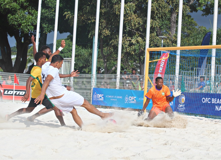 Ro’onui Tinirauarii ouvre le score pour Tahiti dès la 2e minute et c’est une véritable avalanche de buts qui va enfoncer par la suite le Vanuatu, battu 18-1.