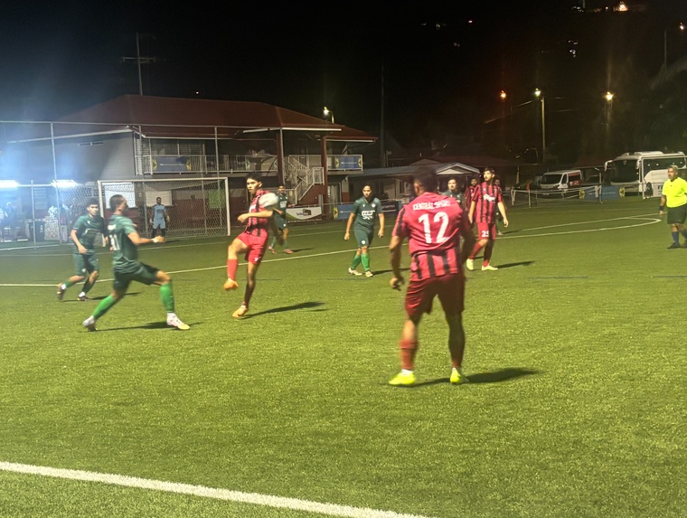 Football - Vénus fait tomber le champion !