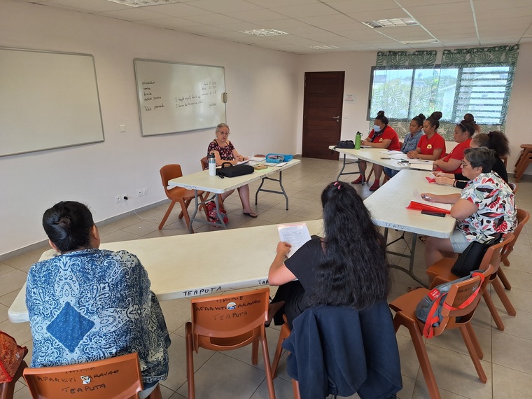 Les cours sont dispensés par Véronique Lardillier, à la fois professeure d’anglais et couturière (Crédit : Anne-Charlotte Lehartel).