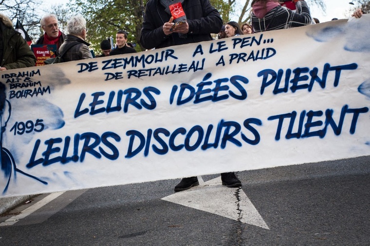 Dans la rue, au Parlement et dans les médias, le climat politique se tend à six mois de la présidentielle