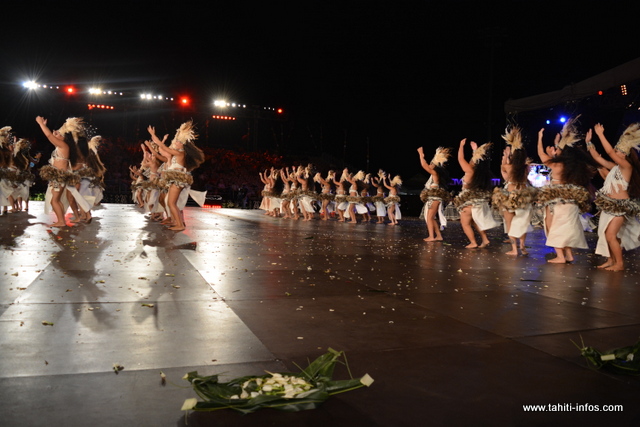 Les filles du groupe de danse Ahutoru Nui dans leur tissu en tapa.
