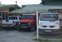 Bora Bora : Il arme son fusil-harpon et tire dans la direction des mūto'i Bora Bora : Il arme son fusil-harpon et tire dans la direction des mūto'i
