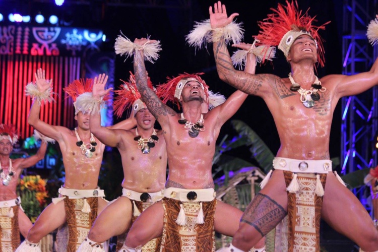 Tahina nō Uturoa en catégorie professionnelle, a retracé l'histoire de Tapi devenu Tapioi. Cette année la troupe de Raiatea participe pour la troisième fois au Heiva i Tahiti.