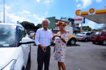 Albert Moux,P-dg de Shel-Pacific, remet les clefs de la voiture à la gagnante, Diana Salmon Albert Moux,P-dg de Shel-Pacific, remet les clefs de la voiture à la gagnante, Diana Salmon