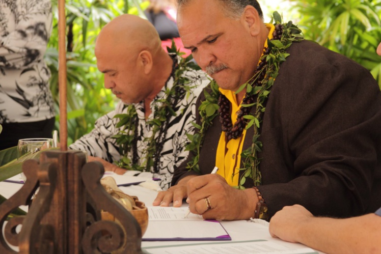 Signature entre les deux tavana pour ce nouveau partenariat Signature entre les deux tavana pour ce nouveau partenariat