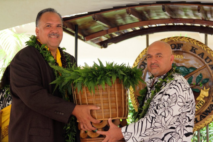 Pour la remise des cadeaux, des pahu ont été échangés, lien sacré entre les deux communes Pour la remise des cadeaux, des pahu ont été échangés, lien sacré entre les deux communes