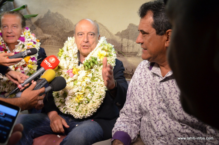 Edouard Fritch était présent à l'arrivée d'Alain Juppé (ici en présence de Dominique Perben, ancien ministre des Dom-Tom). Edouard Fritch était présent à l'arrivée d'Alain Juppé (ici en présence de Dominique Perben, ancien ministre des Dom-Tom).