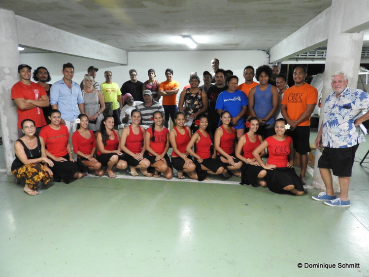 Photo de famille avec les artistes et les producteurs. Photo de famille avec les artistes et les producteurs.