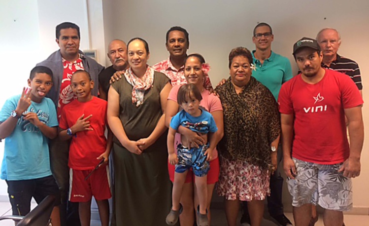 Les familles étaient heureuses de recevoir les clés de leur maison. Les familles étaient heureuses de recevoir les clés de leur maison.