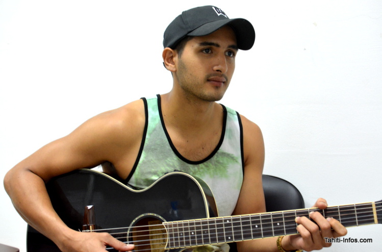 Très bon guitariste, Silvio Cicero est aussi auteur compositeur.