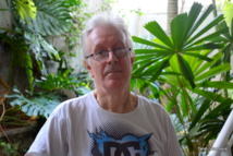 Trevor Coote est le scientifique qui se charge d'étudier les escargots endémiques polynésiens. Il va bientôt recevoir la doctorante de l'université du Michigan Cindy Bick. Trevor Coote est le scientifique qui se charge d'étudier les escargots endémiques polynésiens. Il va bientôt recevoir la doctorante de l'université du Michigan Cindy Bick.