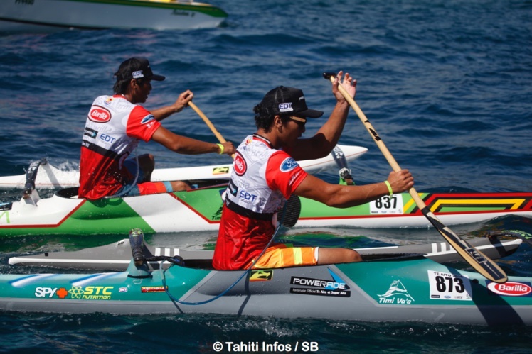 Hotu et Revi au coude à coude au passage de la bouée de Taaone Hotu et Revi au coude à coude au passage de la bouée de Taaone