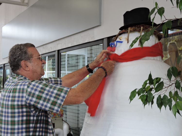 Joël Conan habille Olaf d'une écharpe pour qu'il ne s'enrhume pas. Joël Conan habille Olaf d'une écharpe pour qu'il ne s'enrhume pas.