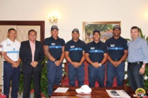 Les nouveaux policiers municipaux ont été présentés aujourd'hui au maire de la ville. (Crédit photos : Ville de Papeete)