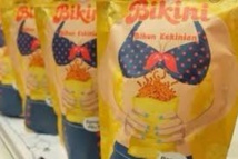 Indonésie: une femme en bikini sur un paquet de nouilles fait scandale