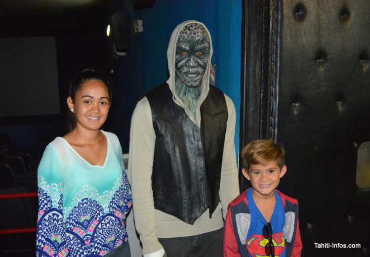 Les enfants et les ados, la première surprise passée, ont adoré ce monstre plus vrai que nature Les enfants et les ados, la première surprise passée, ont adoré ce monstre plus vrai que nature