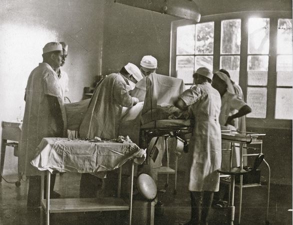 Intervention de médecins à l'hôpital Vaiami en 1950