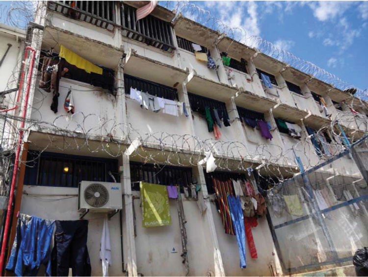 Les trois détenus avaient contraints le nouvel arrivant à exhiber son sexe dans des stripteases imposés sous la menace de représailles.