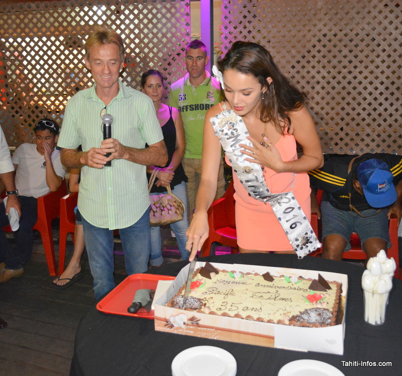 Frédéric Mourgeon entouré de ses salariés, clients et de Miss Tahiti et ses dauphines (qui se disent très cinéphiles), en train de couper le gâteau des 35 ans de Pacific Films