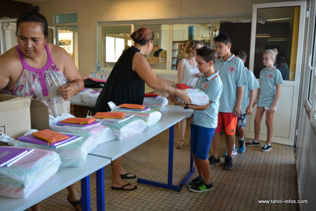 La coopérative distribue les fournitures scolaires