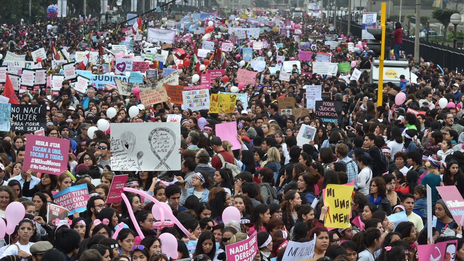 Pérou: 50.000 manifestants à Lima contre la violence machiste