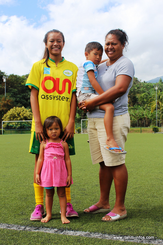 Kiani Wong entourée de sa maman Mareva, de son petit frère Kealoha et de sa petite soeur Kialei.