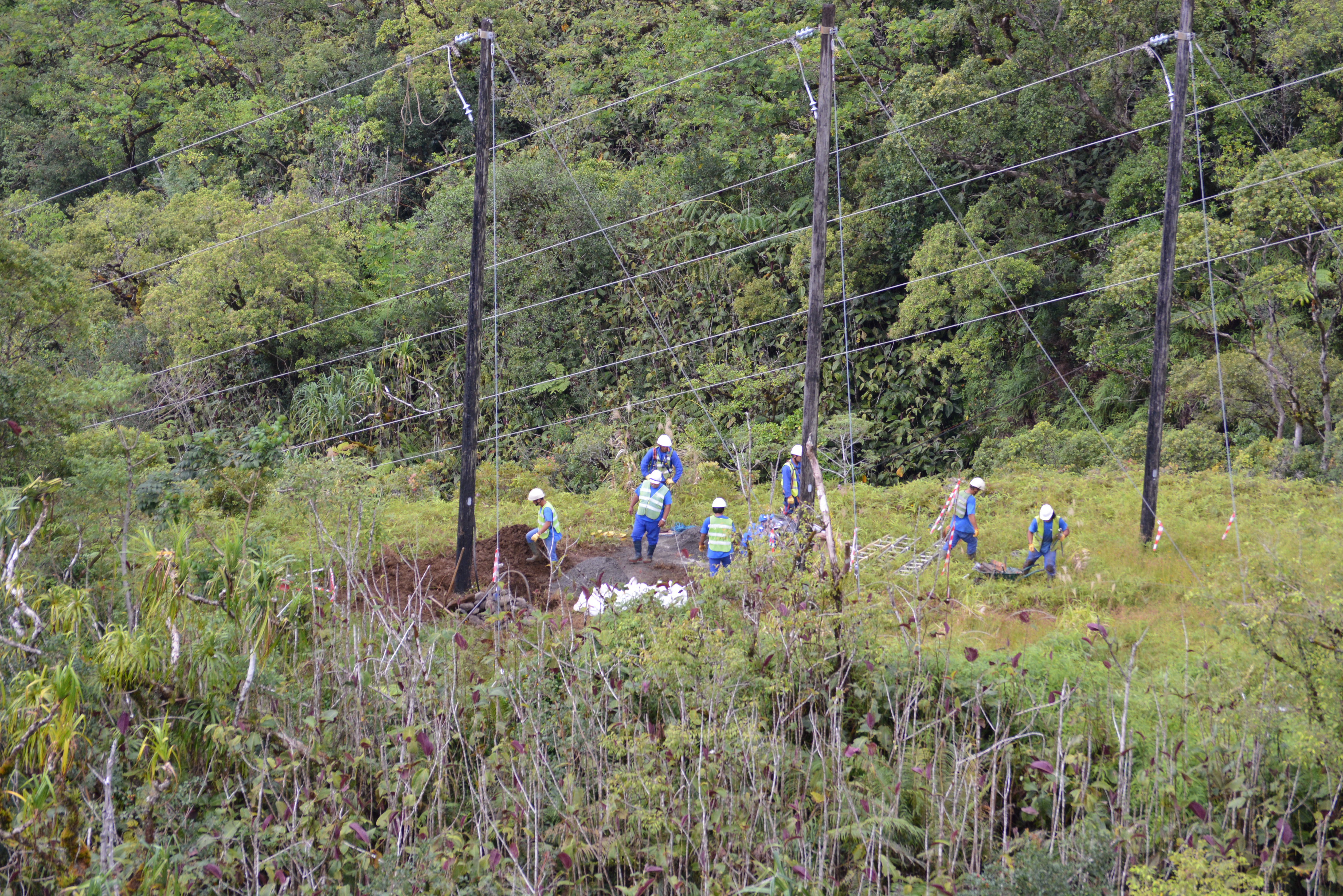Le chantier de la boucle Nord est un des gros projets que le gouvernement souhaite voir réalisé rapidement. La première partie concerne la ligne 30 000 Volts entre le début de la vallée de la Papeno'o et le bas de la Maroto.