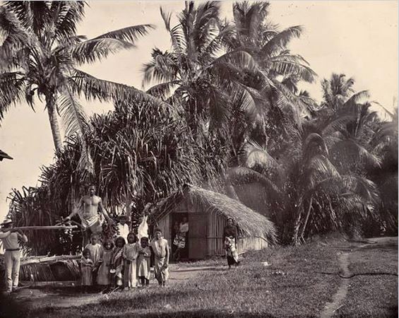 3 Famille devant son fare à Tautira, en 1900.