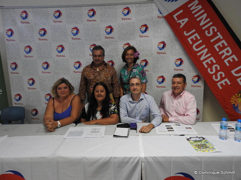 Nicole Sanquer, la ministre de l'Éducation et de la Jeunesse, et Heremoana Maamaatuaiahutapu, le ministre de la Culture, soutiennent cet événement organisé par l'Union polynésienne pour la jeunesse.