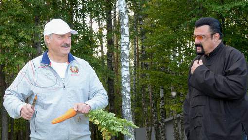 Le président bélarusse force l'acteur Steven Seagal à manger une carotte
