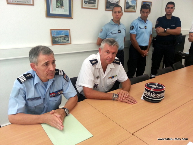 Le colonel de gendarmerie Pierre Caudrelier et le directeur régional des douanes, Richard Marie, cet après-midi devant les médias.