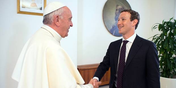Le pape parle d'aide aux pauvres avec Mark Zuckerberg, le patron de Facebook