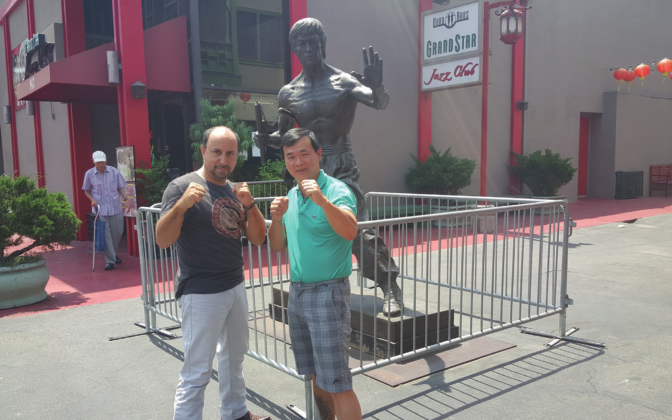 Maître Salem, de l’Inosanto Academy, aux côtés de Charles Laux.