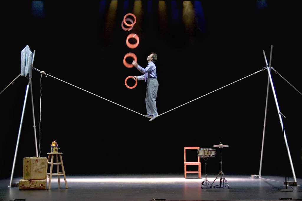 Clown, acrobate, jongleur et même fil-de-fériste, Jamie Adkins est un artiste doté de nombreux talents.