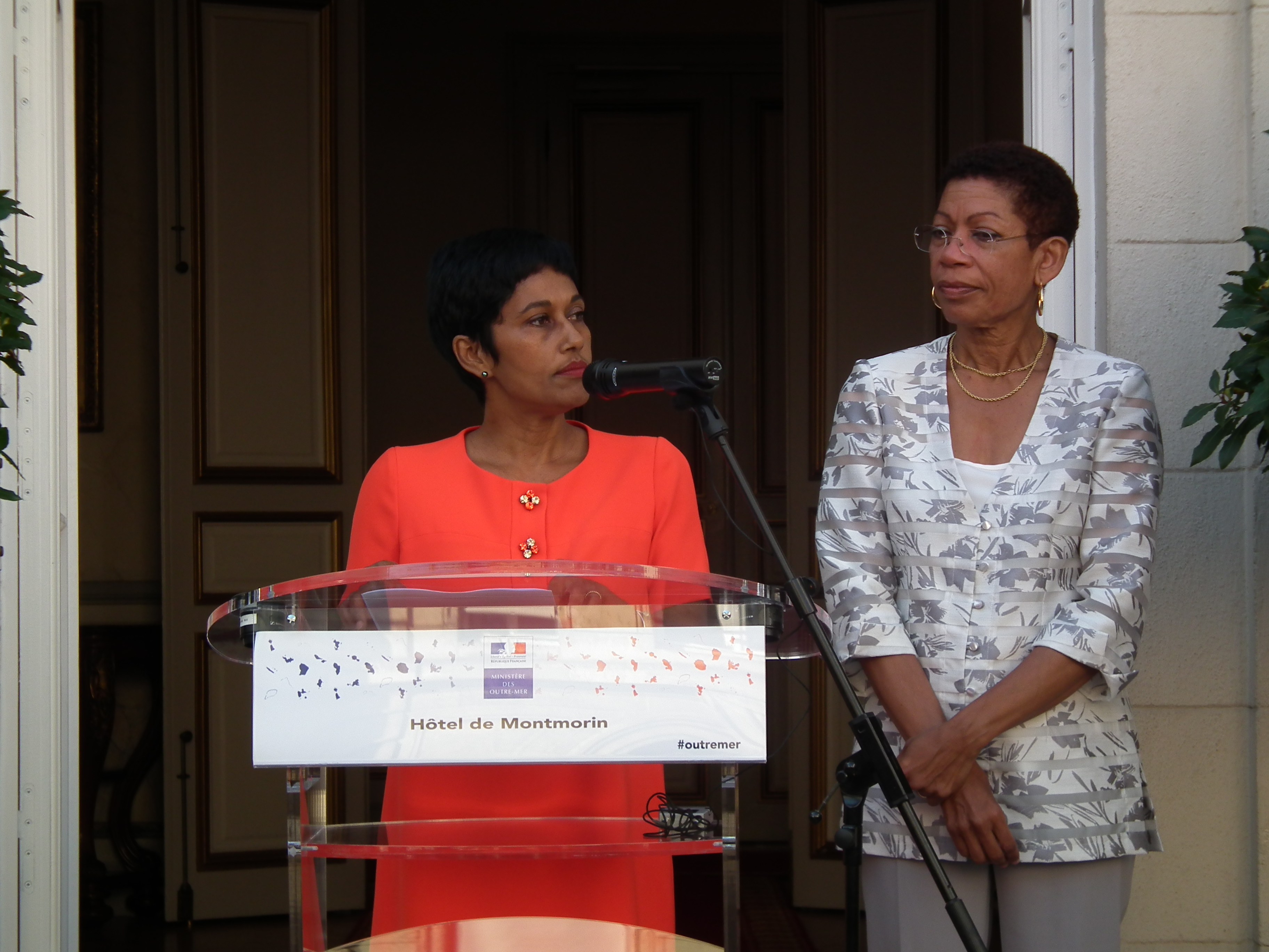 Mercredi matin, lors de la passation de pouvoirs au ministère des Outre-mer, entre George Pau-Langevin et Ericka Bareigts.