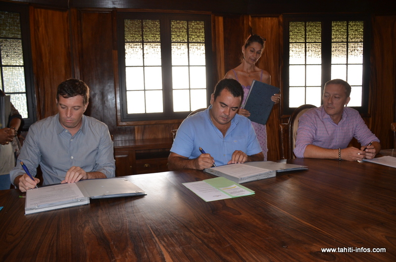 Teva Rohfritsch, mercredi matin pour la signature de cette convention, en présence du président de la Sofidep, Nicolas Fourreau et du directeur général de la société d'économie mixte, Gaspard Toscan Du Plantier.
