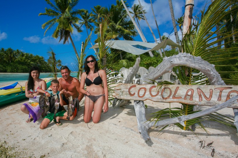 Retour de pêche sur la plage de Cocolanta, où mérous et chirurgiens vont être grillés sur un feu de bourres de cocos.