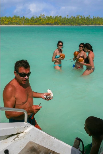 Eau de coco et bénitier, le lagon sud, aux couleurs de jade, demeure un must de l’atoll de Ahe.