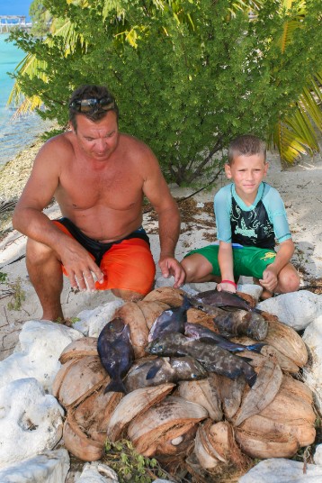 Séance grillade ; on met le feu et la bourre de coco fait le reste !