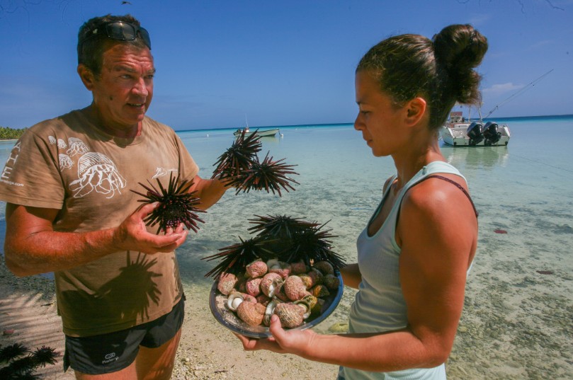 Franck et sa fille,  Heilani, vous présentent deux éléments incontournables de la gastronomie locale, les oursins crayon et les ma’oa.
