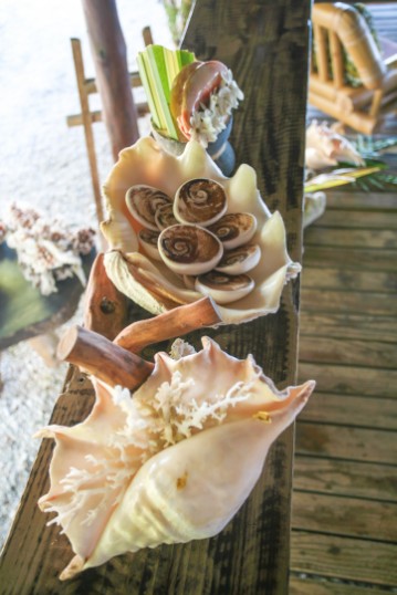 Quelques éléments participant à la décoration du salon et de la salle à manger. Tout est ici local et rappelle le lagon tout proche.