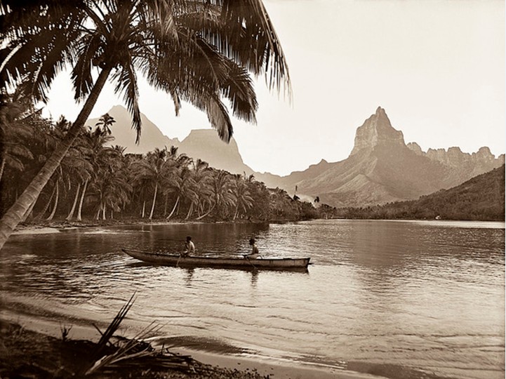 Pirogue dans une baie de Moorea, vers 1920. Photo Lucien Gauthier