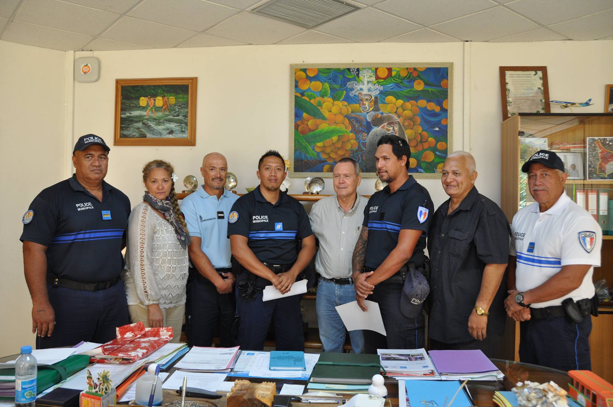 Le Maire, Ronald TUMAHAI, et son 4ème adjoint, Marc TATARATA, en charge de la sécurité, ont reçu les trois mūto'i en présence de la directrice de la police municipale et de proximité, Annelyse VII, du chef de service, Temarii TEAVE, ainsi que la gendarmerie, représentée par l'adjudant-chef adjoint, Victor MARAEAURIA