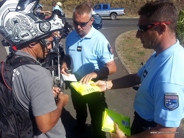 Distribution de gilets jaunes pour améliorer la visibilité des deux-roues