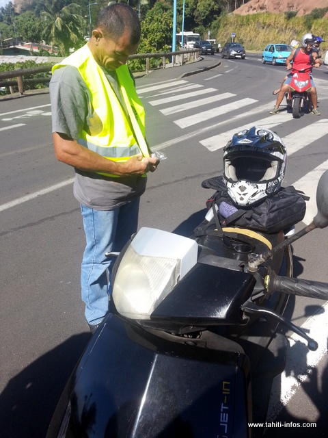 Distribution de gilets jaunes pour améliorer la visibilité des deux-roues