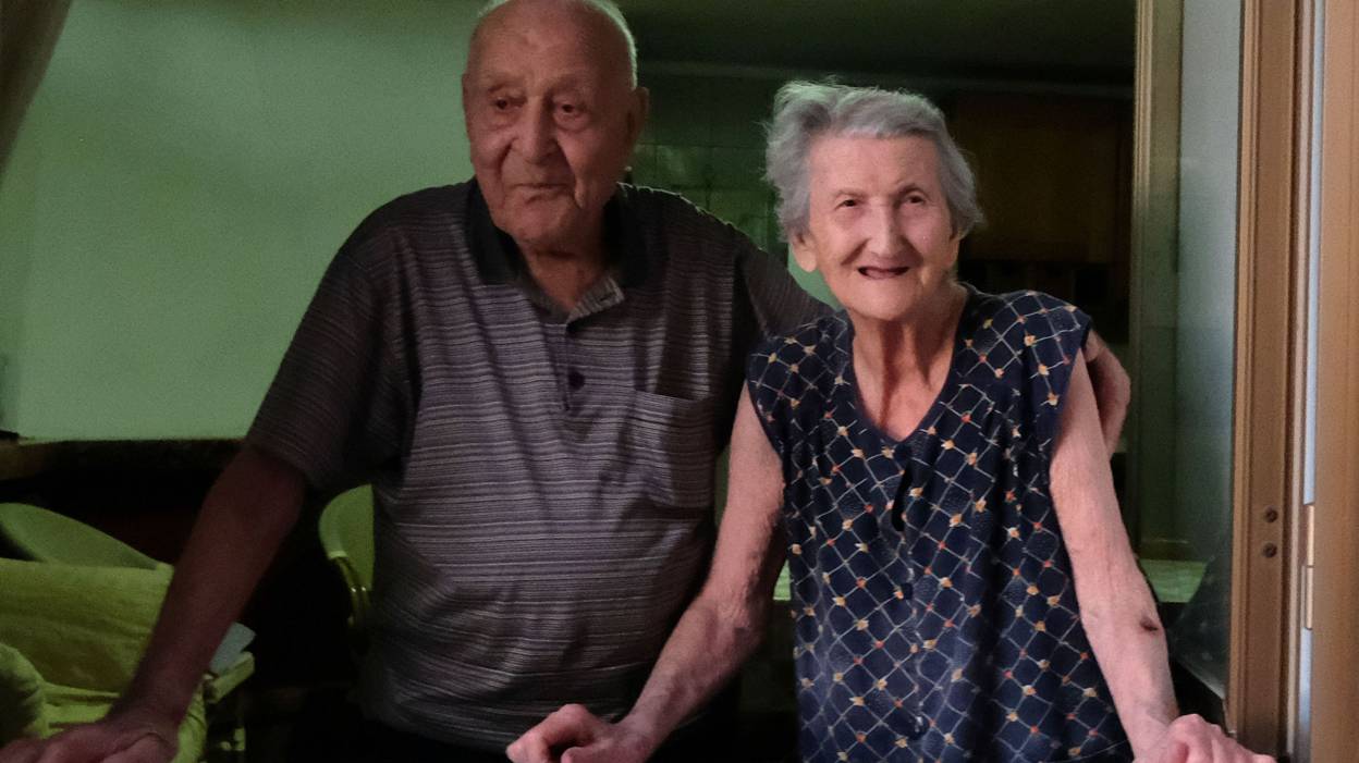 Antonio Vassallo, 100 ans, et sa femme Amina Fedollo, 93 ans, dans leur village d'irréductibles centenaires au sud de l'Italie.